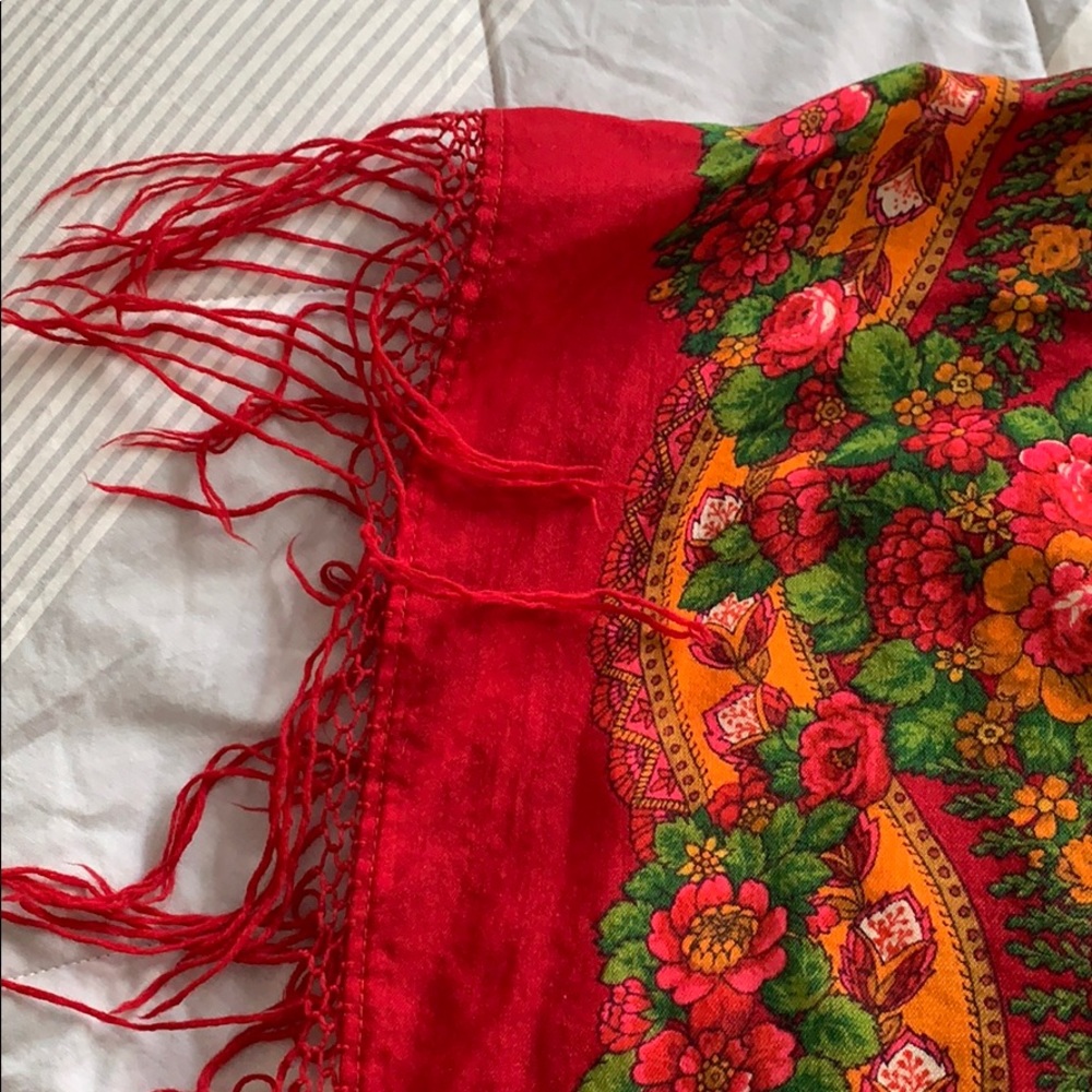 Red shawl - Picture 4 of 5